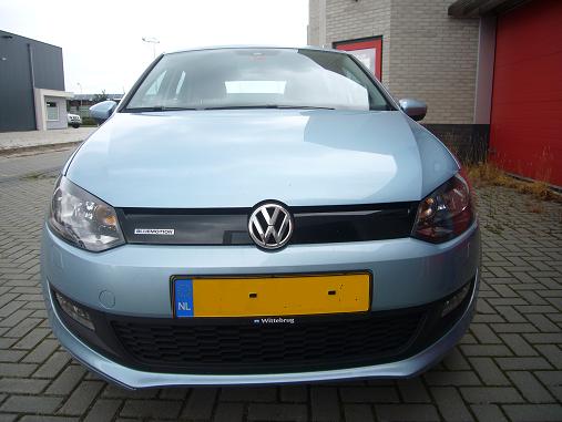 lichtblauwe volkswagen polo